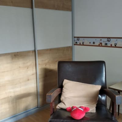 רצפת פרקט עץ בהירה ליד כיסא עור חום