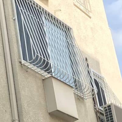 סורגים לבנים על חלונות בניין