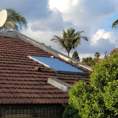 קולטן שמש מותקן על גג רעפים אדום