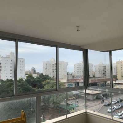 חלונות אלומיניום גדולים עם נוף עירוני