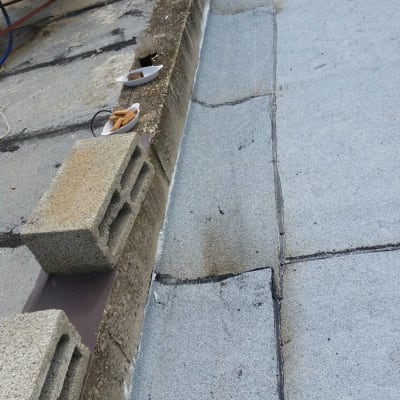 גג עם יריעות איטום ובטון חשוף