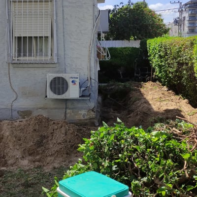 תיבת כלים ירוקה ליד קיר עם מזגן