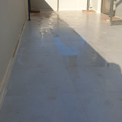 רצפה רטובה עם סימני רגליים, שיפוץ מרפסת