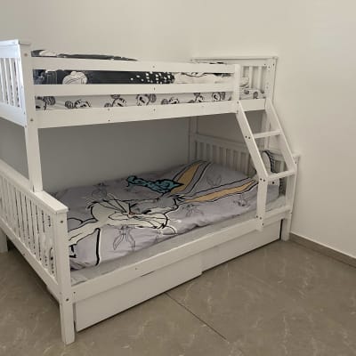 מיטת קומותיים לבנה עם סולם בצד