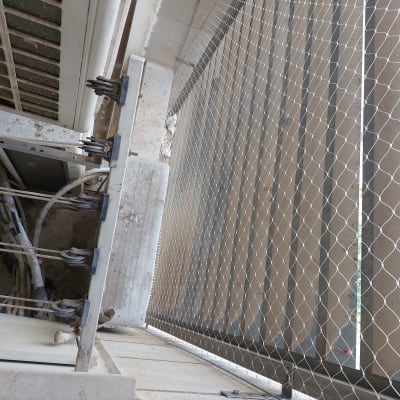 רשת מתכת למניעת כניסת יונים על מרפסת