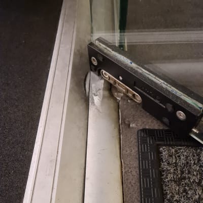 זכוכית מחוברת למסגרת מתכת עם ציר