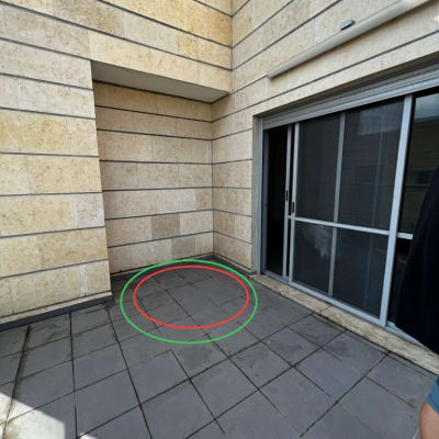 ריצוף מרפסת עם סימון עיגול אדום וירוק