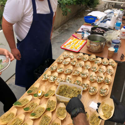 הכנת מנות קטנות עם מחית ירקות על שולחן עץ