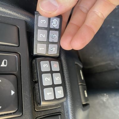 לוח מקשים לרכב עם מספרים וכפתורים