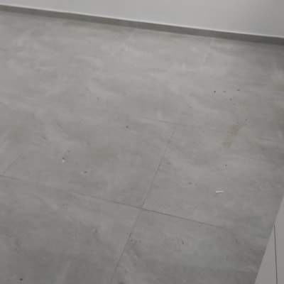 רצפה מלוכלכת עם כתמים ולכלוך קל