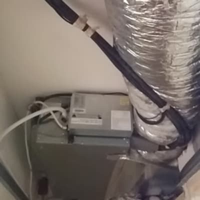 מערכת מיזוג אוויר עם צינורות מתכת מבודדים