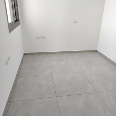 חדר ריק עם רצפת אריחים נקייה