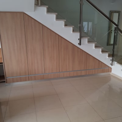מדרגות עם חיפוי עץ ומעקה זכוכית
