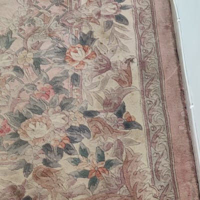 שטיח עם דוגמת פרחים צבעונית על רקע בהיר