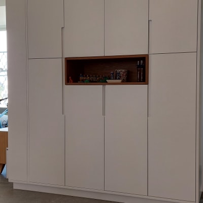 ארון עץ לבן עם מדף פתוח במרכז