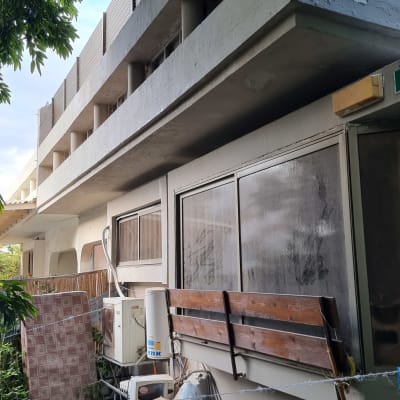 מזגן חיצוני, קרטונים, מיכל מים, חבלים