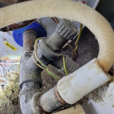 צינור מתכת עם חיבורים וחוטי חשמל