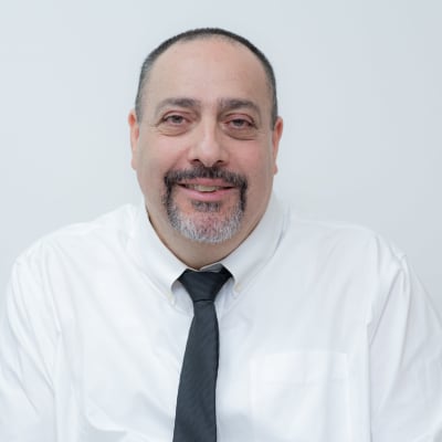 גבר בחולצה לבנה ועניבה שחורה