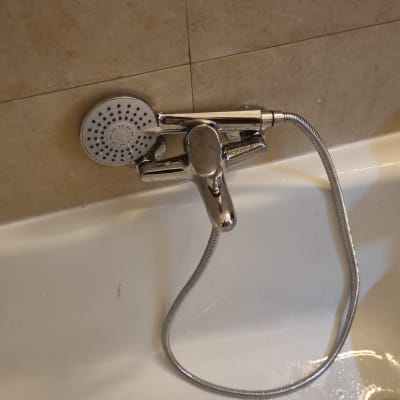 ברז אמבטיה עם צינור ומזלף יד