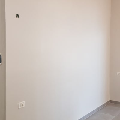 קיר צבוע בלבן עם שקע חשמל