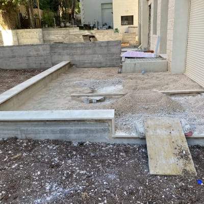 אתר בנייה עם חצץ, קרשים ובטון