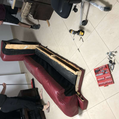 ספה מפורקת עם כלי עבודה על הרצפה