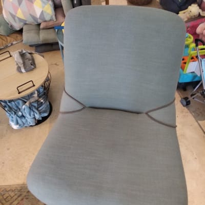 כיסא בד אפור עם כריות צבעוניות ברקע