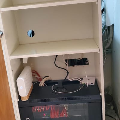 ארון תקשורת עם נתב וכבלים מסודרים