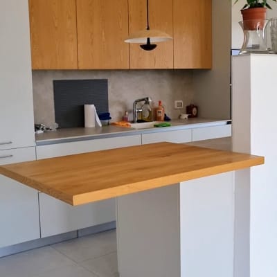 מטבח עם ארונות עץ, כיור וברז, שולחן עץ