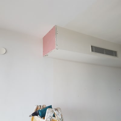 סולם עם כלי עבודה לצביעת קיר