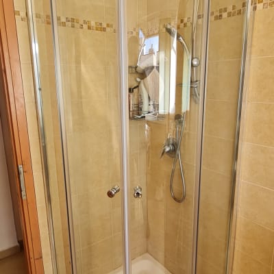 מקלחון זכוכית עם דלתות הזזה וברז מקלחת