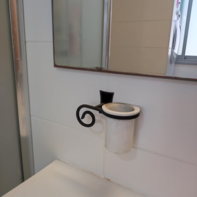 מחזיק כוס מברזל מחובר לקיר בחדר אמבטיה