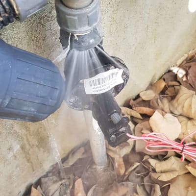 דליפת מים מצינור עם חיבורים וברקוד