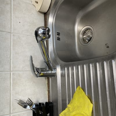 ברז נירוסטה מותקן בכיור מטבח