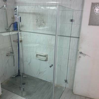 מקלחון זכוכית עם דלת זכוכית שקופה