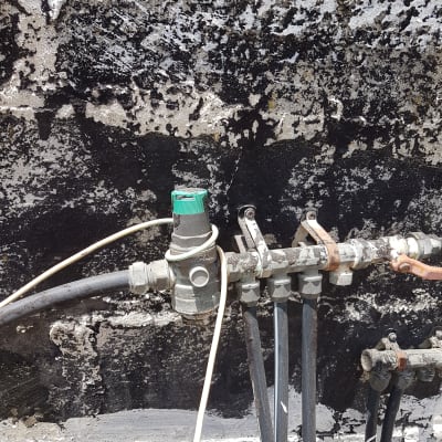 צינורות ומחברים על קיר, חלקי אינסטלציה