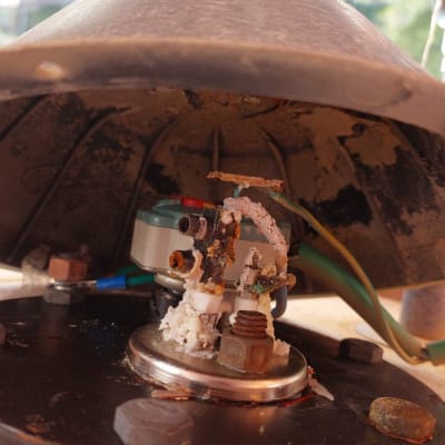 חלקים פנימיים של דוד שמש עם חלודה וחיבורים חשמליים