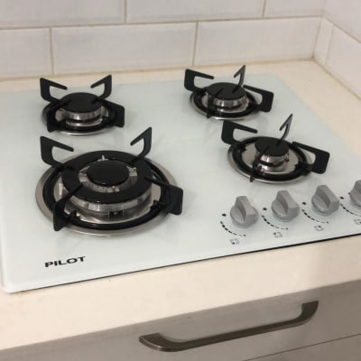 כיריים גז עם ארבעה מבערים וכפתורי שליטה