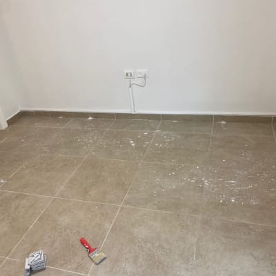 רצפה מלוכלכת בצבע עם מברשת ונייר שיוף