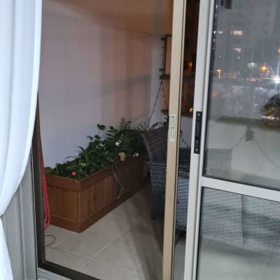 דלת הזזה מאלומיניום עם מסגרת זכוכית