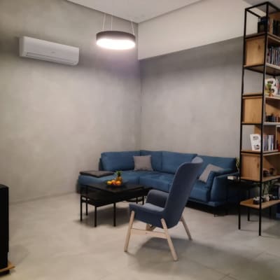 קיר צבוע בגוון אפור בהיר בסלון מודרני