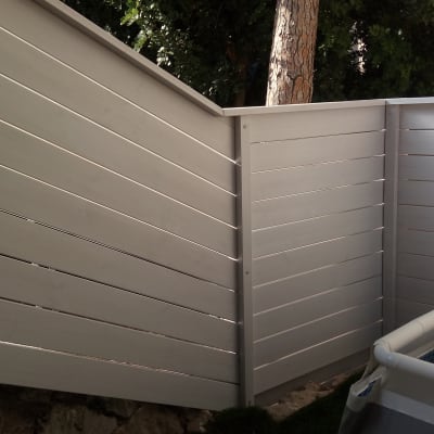 גדר עץ לבנה עם לוחות אופקיים בגינה