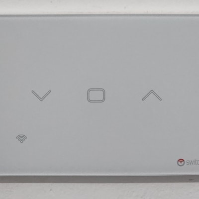 מתג חשמלי חכם עם סמלי חצים ו-WiFi