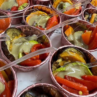 קערות קטנות עם ירקות קלויים ורוטב