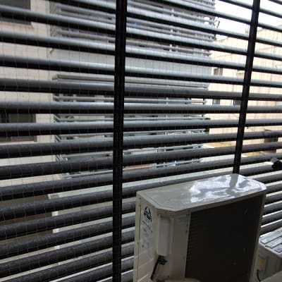 רשת מתכת למניעת כניסת יונים על חלון