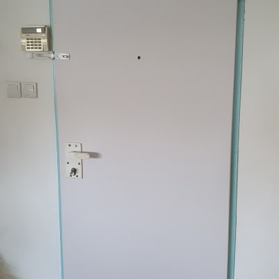 דלת צבועה בלבן עם מסגרת תכלת