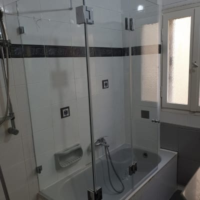 אמבטיה עם דלתות זכוכית ומקלחת ידנית