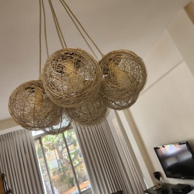 מנורת תקרה עם אהילים קלועים מעוצבים