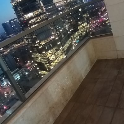 רצפה נקייה עם סימני מים על המרפסת