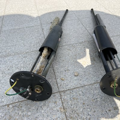 שני רכיבים חשמליים עם חוטים על רצפה